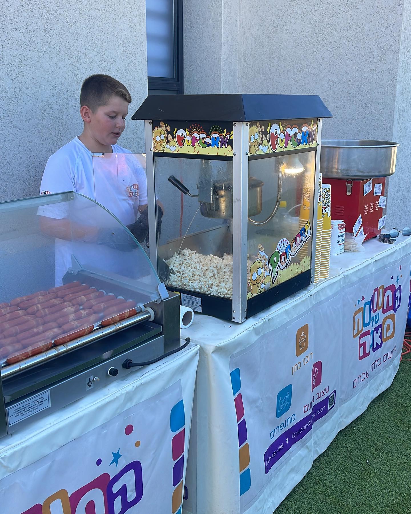 תנו לייק לעובד מס׳ אחד!!