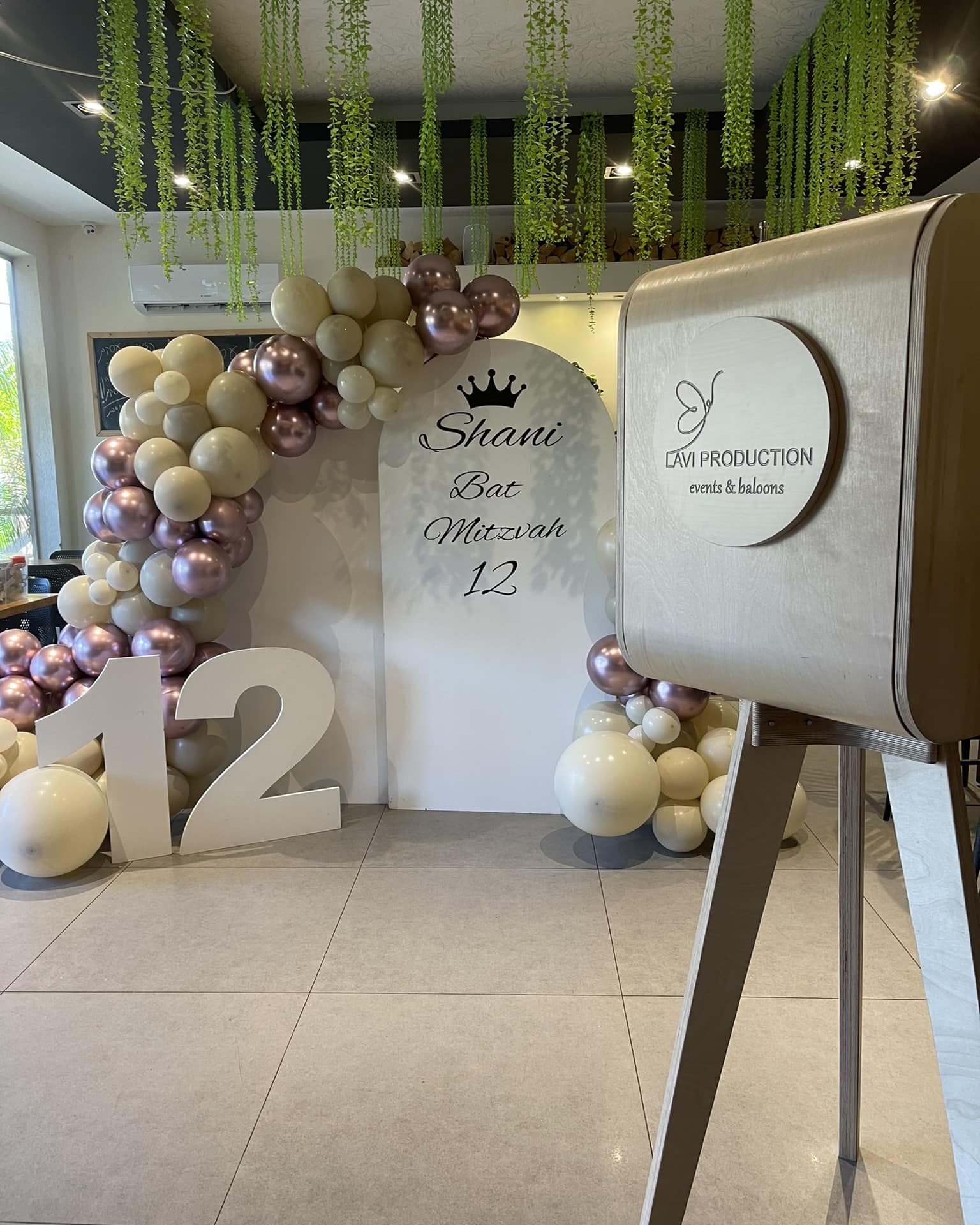 ‏חבילת ״קסם״ החל מ-1500₪💵
📸עמדת צילום בעיצוב אישי 
עמדת סו